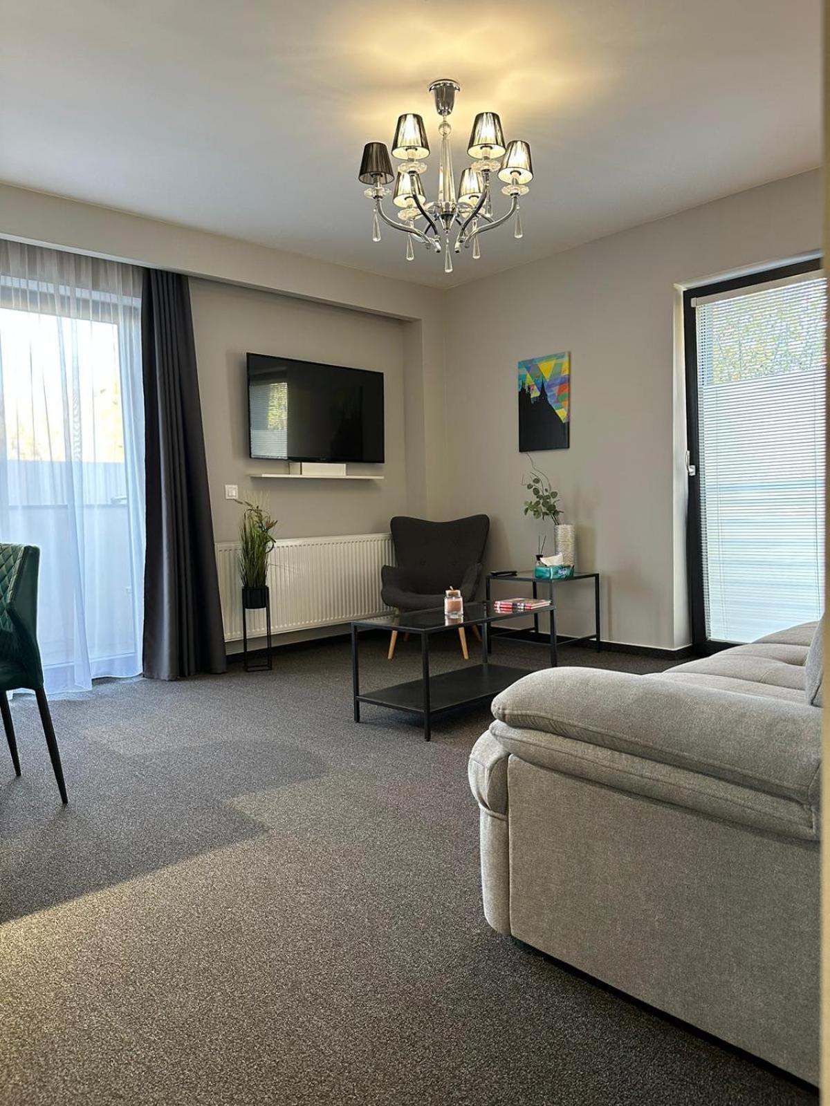 Luxury Glam Apartments & Studios Near Coresi Mall Braşov Exterior foto
